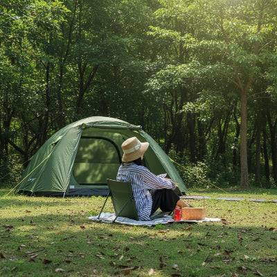 Femme sur Chaise de camping admirant le paysage