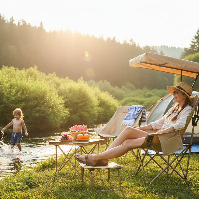 Femme sur chaise de camping avec parasol Kaki surveille enfant