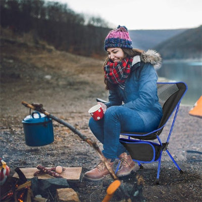 Femme sur chaise de camping confortable attend son café