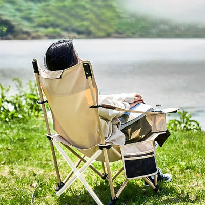 Femme sur chaise de camping regarde horizon du lac 