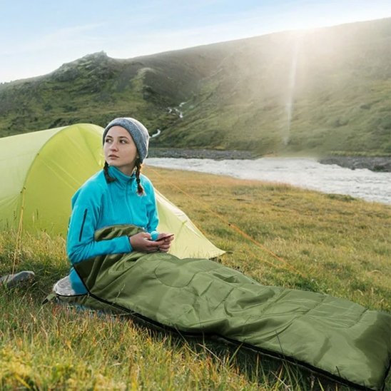 fille dans Sac de couchage grand froid dans prairie