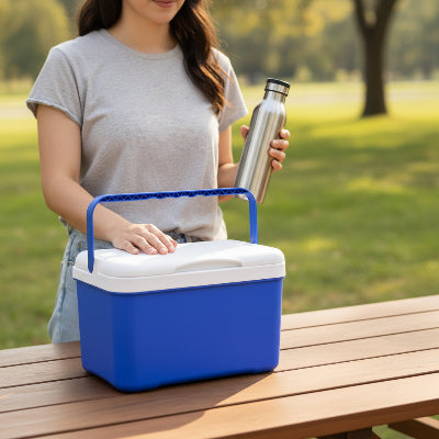 Glacière 6L sur table avec femme qui tiens une gourde