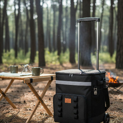 Glacière sac isotherme 35L dans un camping près d'une table 