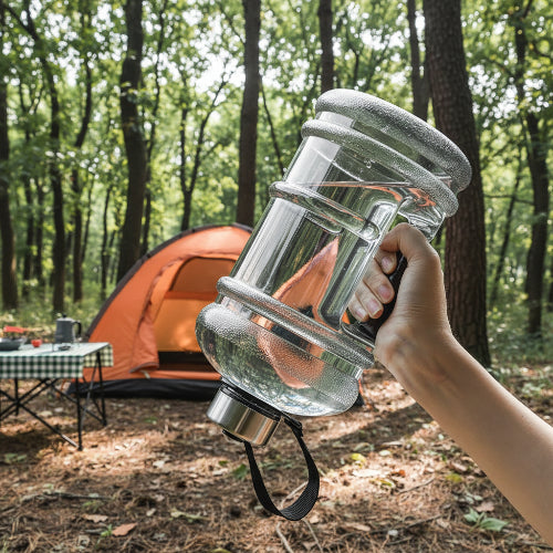 Gourde de plastique démontre son étanchéité
