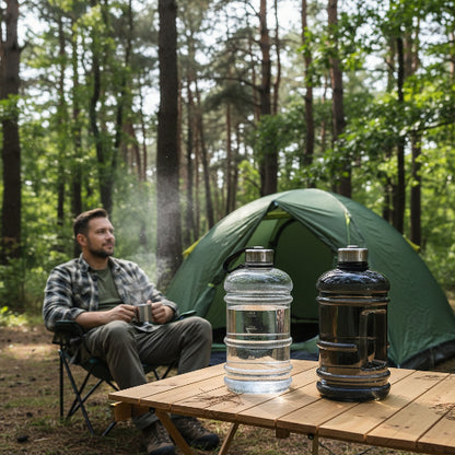 Gourde de plastique noir et banc sur table de camping