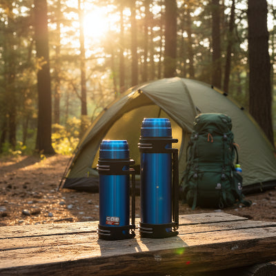 Gourde isotherme Bleu 2L et 3L sur table de camping