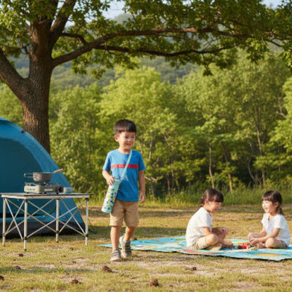 Gourde isotherme vert avec enfant se promenant dans camping