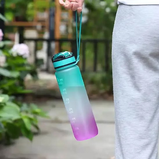 Gourde plastique avec attache de transport