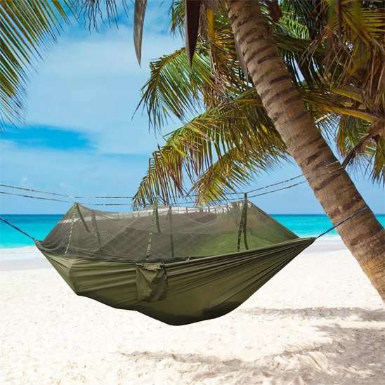 Hamac moustiquaire vert sur la plage 