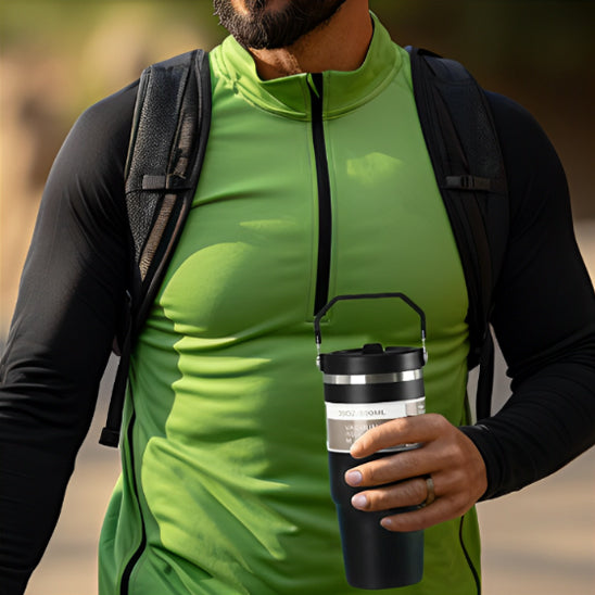 homme allant loisir avec cafe dans sa gourde isotherme bec verseur 
