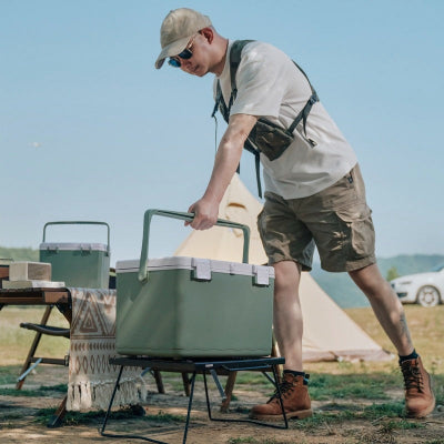 Homme arrivant au camping avec sa glaciere