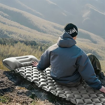 homme assis sur Matelas gonflable 1 personne gris admire le paysage       