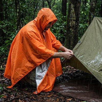 Homme attache bas de tente avec Poncho pluie Orange
