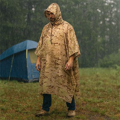Homme au campement avec Poncho pluie