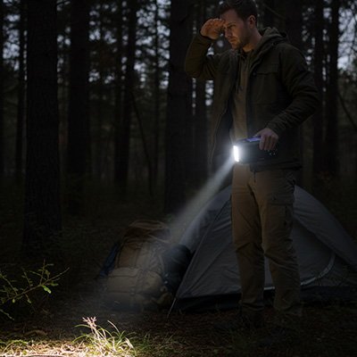 Homme avec Lampe de poche se dirigeant le soir 
