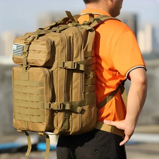 Homme avec Sac à dos pour randonnée  Beige 