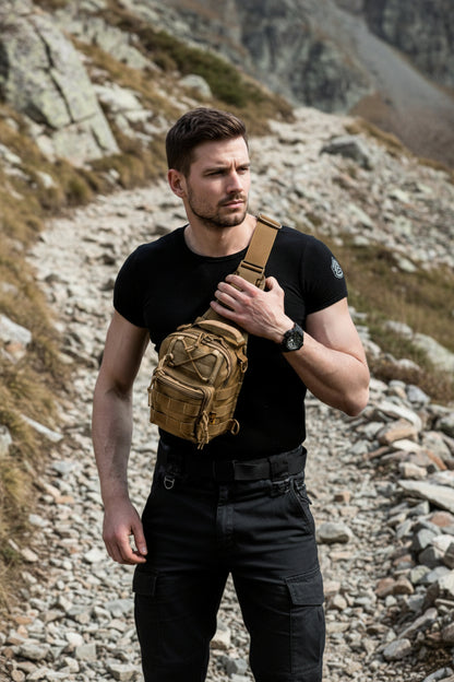 homme avec Sac à dos pour randonnée le porte en diagonale 