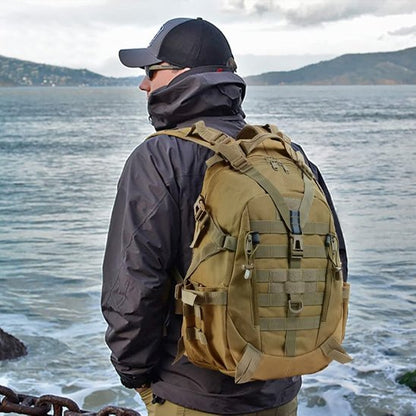 homme avec sac à dos pour randonnée longent un étandu d'eau 