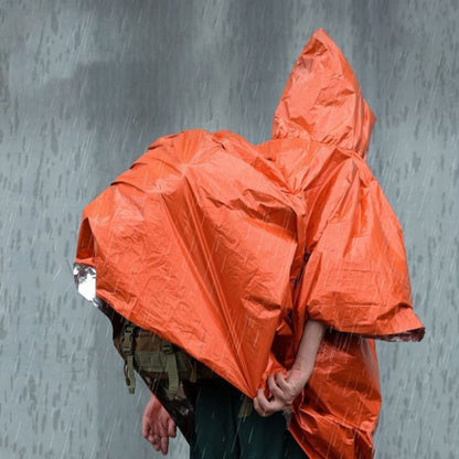 Homme avec sac a dos recouvert par le  Poncho pluie 