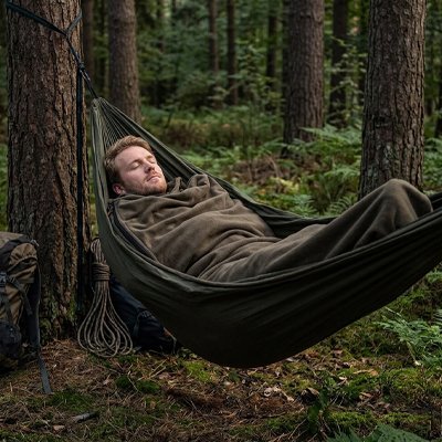 homme dans hamac avec Sac de couchage pour la nuit