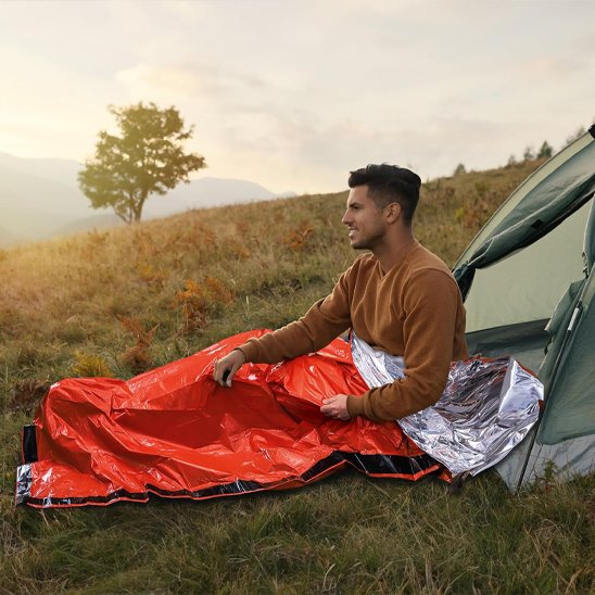 Homme dans Sac de couchage grand froid dans une colline