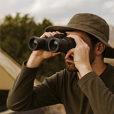 Homme en excursion avec Jumelle