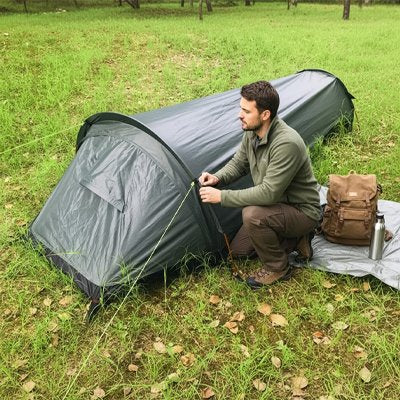 Homme installe Tente randonnée 