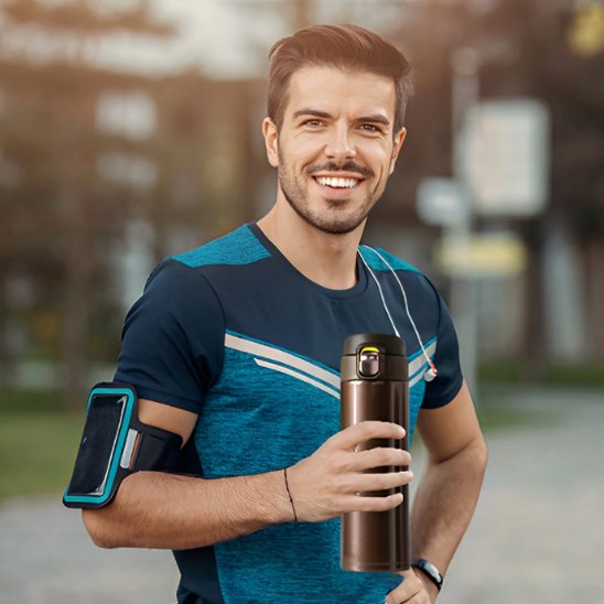 homme joyeux avec gourde isotherme ThermoPure