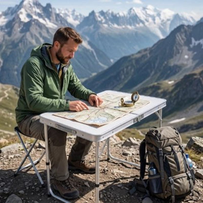 Homme parcourant une carte sur une table de Camping