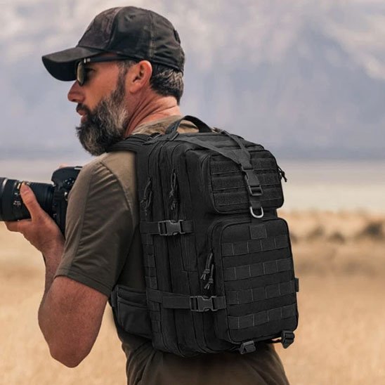 Homme photographie nature avec Sac à dos pour randonnée noir