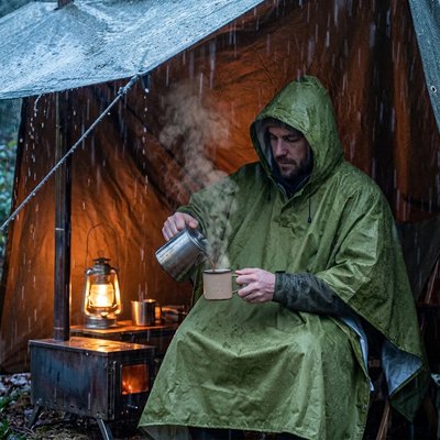 Homme prend café avec Poncho pluie Vert