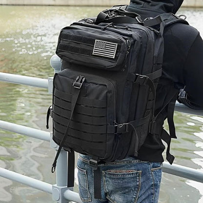 Homme près d'un plan d'eau avec Sac à dos pour randonnée 