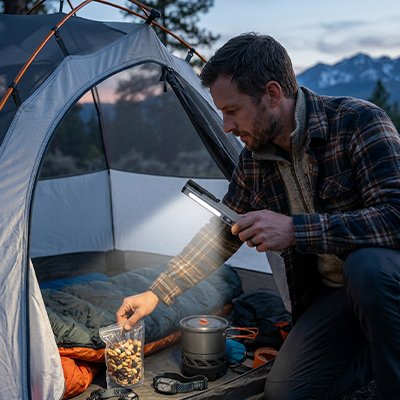Homme récupère sac de noix avec sa Lampe de poche rechargeable