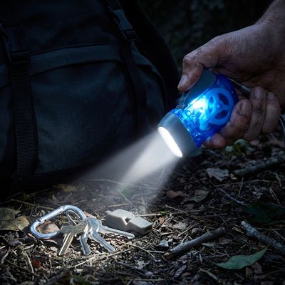 Homme retrouve ses clé avec Lampe de poche 
