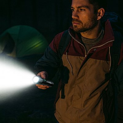 Homme se dirigeant le soir avec Lampe de poche 