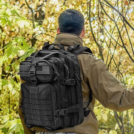 Homme sentier de forestier avec Sac à dos pour randonnée 