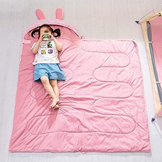 jeune fille sur Sac de couchage enfant rose 