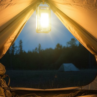Lampe camping éclaire dans une tente