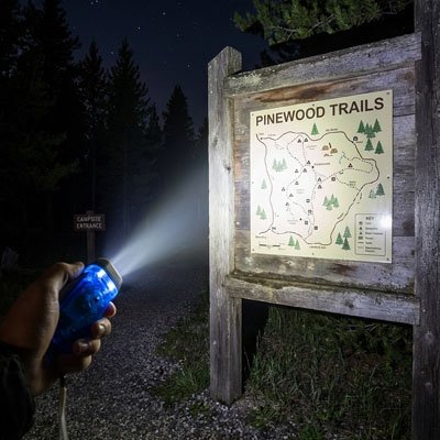 Lampe de poche éclaire une carte sur le panneau 