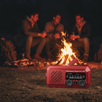 Lampe de poche multifonction rouge le soir près d'un feux avec des gens 
