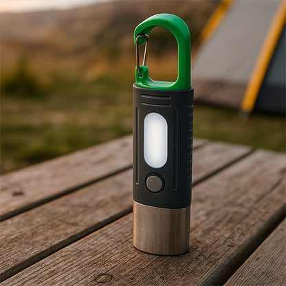 Lampe de poche rechargeable​ sur une table de camping