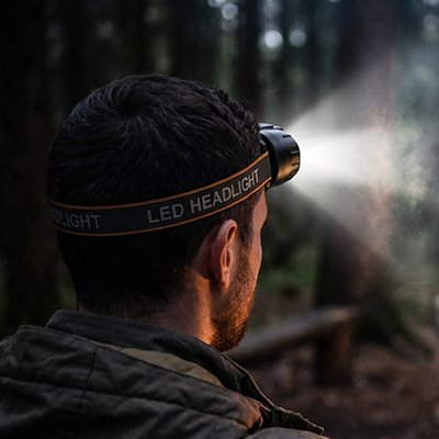 Lampe frontale randonnée en soirée