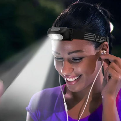 Lampe frontale rechargeable femme marche en soirée 