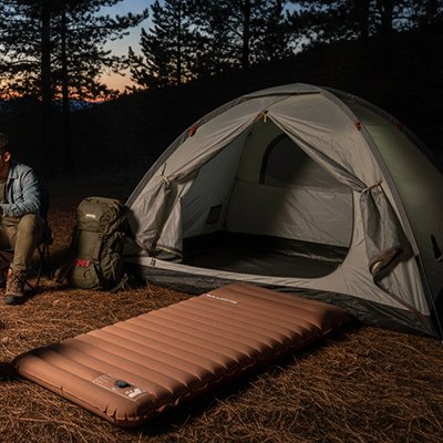 Matelas gonflable 1 personne en randonnée