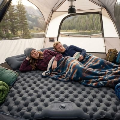 Matelas gonflable 2 places gris dans une tente avec couple