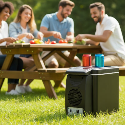 Personnes partage leur repas avec boisson sur la glacière 8L