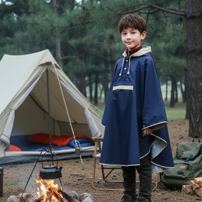 Poncho enfant​ garcon debout au camping