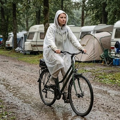 Poncho pluie Blanc femme sur une bicyclette