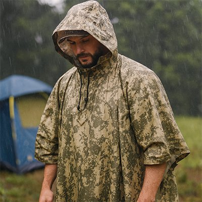 Poncho pluie sur homme qui va en randonnée