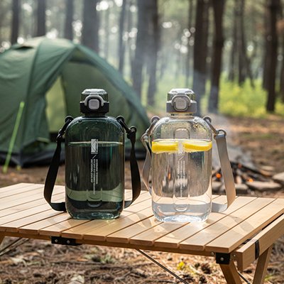 Présentation gourde plastique sur table de camping
